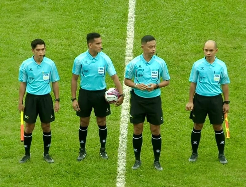 What is an assistant referee?
