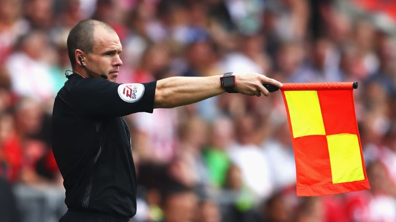 What are the duties and powers of an assistant referee?